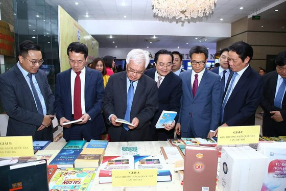 Phó thủ tướng Vũ Đức Đam và các đại biểu tham quan khu vực trưng bày sách tham dự giải thưởng Sách Quốc gia lần thứ 3. Ảnh: Viết Chung Phó thủ tướng Vũ Đức Đam và các đại biểu tham quan khu vực trưng bày sách tham dự giải thưởng Sách Quốc gia lần thứ 3. Ảnh: Viết Chung