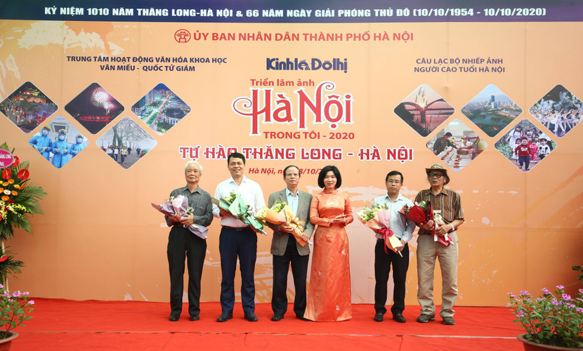 BTC tặng hoa đại diện các đơn vị phối hợp tổ chức triển lãm ảnh