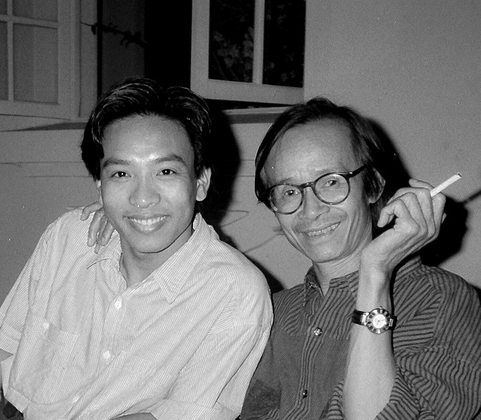 Nhà nhiếp ảnh Dương Minh Long và nhạc sĩ Trịnh Công Sơn chụp năm 1993