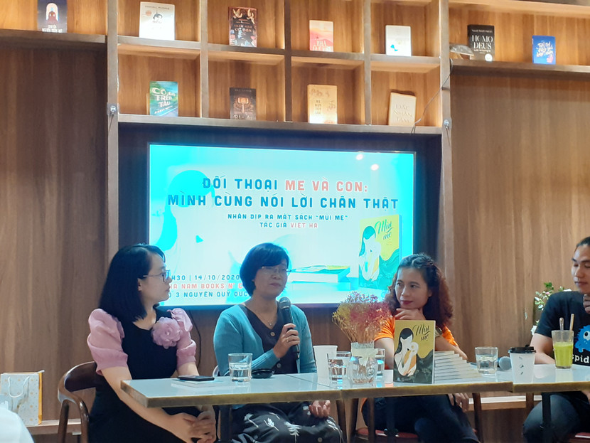 Tác giả Việt Hà (áo xanh) chia sẻ tại buổi ra mắt cuốn sách