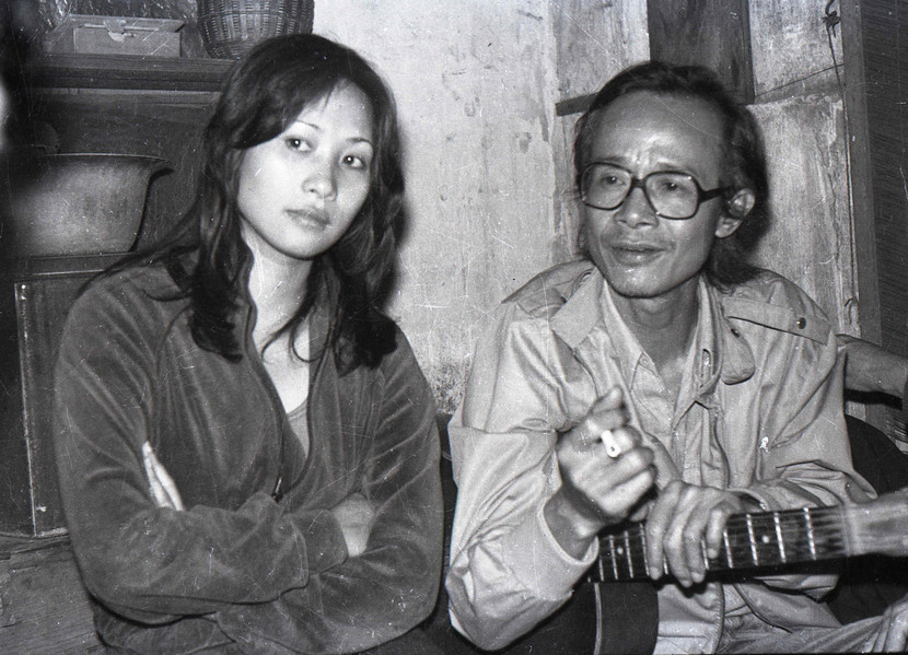 Diễn viên điện ảnh Phương Thanh (đóng vai Hiền Cá Sấu trong phim Tội Lỗi Cuối Cùng) và nhạc sĩ Trịnh Công Sơn tại nhà nhạc sĩ Thụy Kha Ảnh: Hà Tường chụp 1983