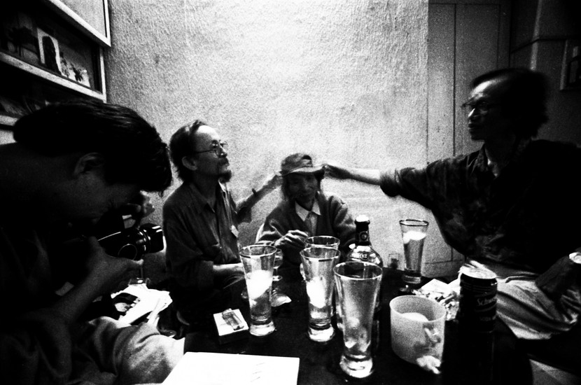 Nhiếp ảnh Dương Minh Long đang chụp nhà phê bình nghệ thuật Thái Bá Vân, nhạc sĩ Văn Cao và nhạc sĩ Trịnh Công Sơn Ảnh: Nguyễn Đình Toán chụp 1995