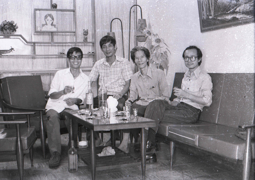 Nhiếp ảnh gia Hà Tường, họa sĩ Trần Trung Tín, họa sĩ Thái Tuấn, nhạc sĩ Trịnh Công Sơn tại nhà họa sĩ Trần Trung Tín ở Sài Gòn. Ảnh của Hà Tường chụp 1977
