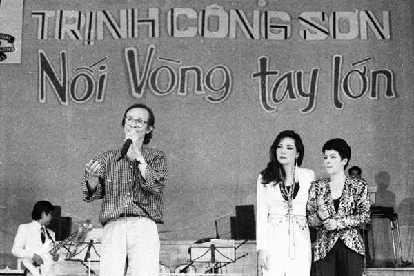 Nhạc sĩ Trịnh Công Sơn trong chương trình Nối Vòng Tay Lớn tại Cung Văn hóa Việt Xô Ảnh: Nguyễn Đình Toán chụp 1995