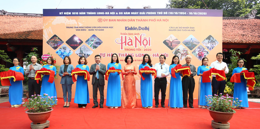 Các đại biểu cắt băng khai mạc triển lãm ảnh "Hà Nội trong tôi" 2020