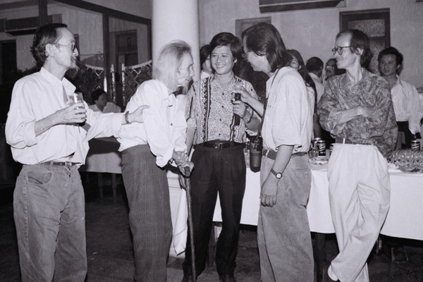 Nhà phê bình Thái Bá Vân, nhạc sĩ Văn Cao, nhạc sĩ Nguyễn Văn Hiên, nhạc sĩ Từ Huy và nhạc sĩ Trịnh Công Sơn tại Đại hội Nhạc sĩ Việt Nam lần thứ 5 Ảnh: Nguyễn Đình Toán chụp 1995