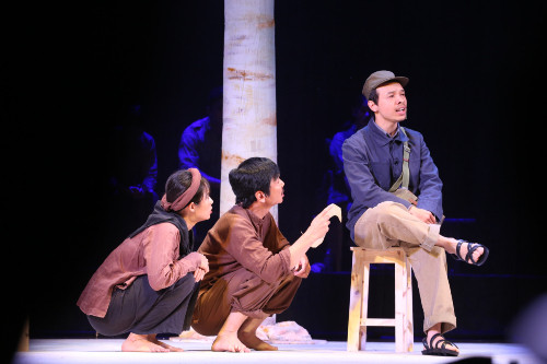 Một cảnh trong vở diễn "Bạch đàn liễu" của đoàn nghệ thuật xã hội hóa Lucteam Một cảnh trong vở diễn "Bạch đàn liễu" của đoàn nghệ thuật xã hội hóa Lucteam