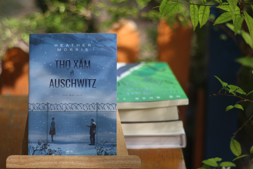 Cuốn sách "Thợ xăm ở Auschwitz" Cuốn sách "Thợ xăm ở Auschwitz"