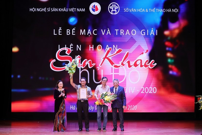 Trao giải Vàng cho vở "Bạch đàn liễu" và "Người tốt nhà số 5". Ảnh: Quang Vinh Trao giải Vàng cho vở "Bạch đàn liễu" và "Người tốt nhà số 5". Ảnh: Quang Vinh