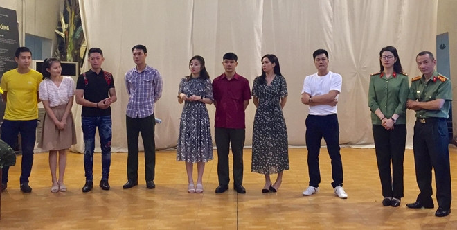 Các diễn viên tham gia vở diễn "Con đò của mẹ" (ảnh: Phạm Việt)