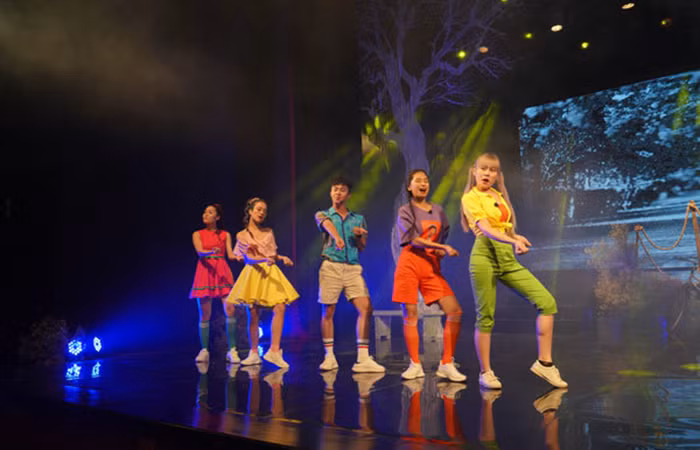 Một cảnh trong vở nhạc kịch "Trại hoa vàng"