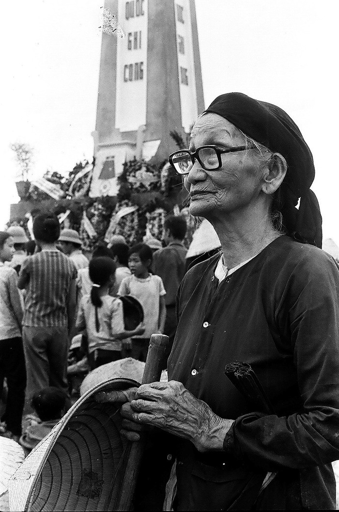 Bức ảnh "Đón con về" chụp mẹ Cả Tám trong ngày đón hài cốt con về nghĩa trang liệt sĩ quê nhà Bức ảnh "Đón con về" chụp mẹ Cả Tám trong ngày đón hài cốt con về nghĩa trang liệt sĩ quê nhà