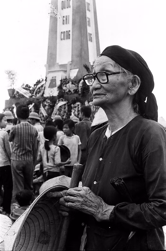 Bức ảnh "Đón con về" chụp mẹ Cả Tám trong ngày đón hài cốt con về nghĩa trang liệt sĩ quê nhà