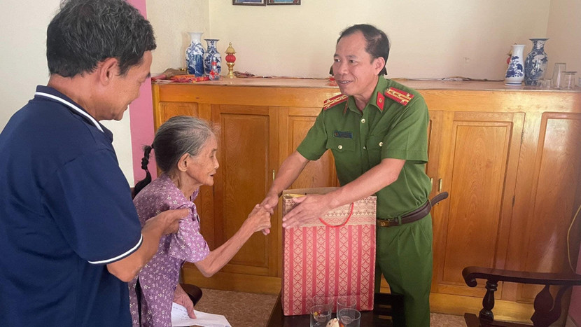 Đại tá Kiều Quang Phương - Trưởng CAH Ba Vì trao quà tặng thân nhân gia đình có công với cách mạng