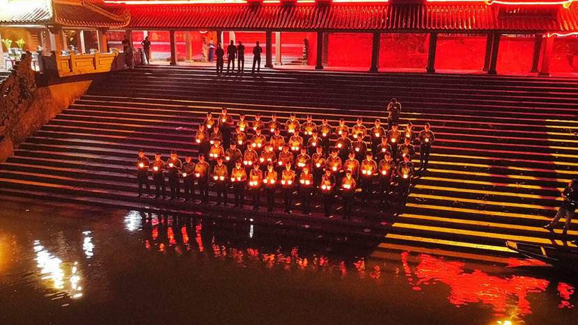 Thanh niên Công an Thủ đô thả hoa đăng tưởng nhớ các anh hùng liệt sỹ ở sông Thạch Hãn, Quảng Trị