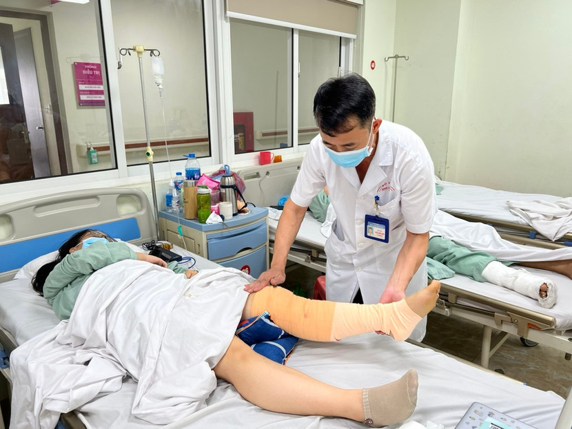 Bác sĩ Bệnh viện E thăm khám lại cho bệnh nhân sau ca phẫu thuật Bác sĩ Bệnh viện E thăm khám lại cho bệnh nhân sau ca phẫu thuật