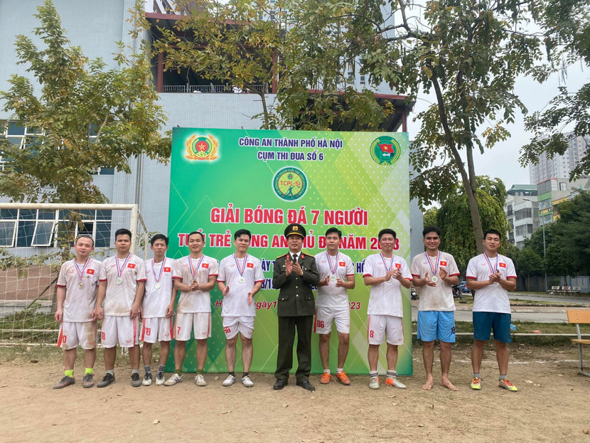 BTC trao giải Nhì cho đội bóng Phòng nghiệp vụ CATP Hà Nội