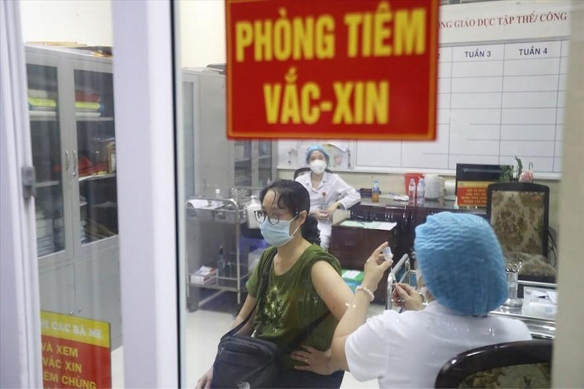 Hà Nội đã triển khai tiêm được 2.405.585 mũi vaccine Covid-19, tương đương với 35% người dân từ 18 tuổi trở lên được tiêm chủng