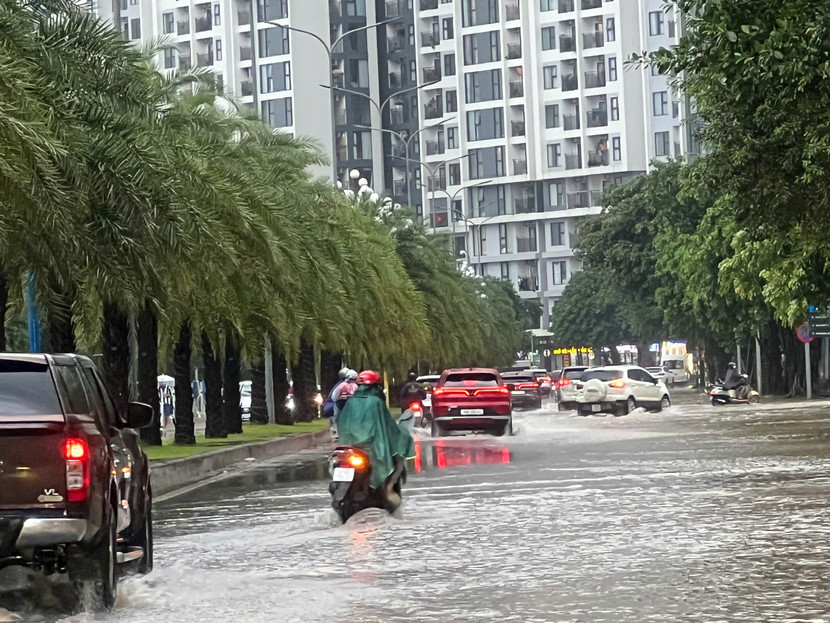 Cảnh ngập úng ở Hà Nội mỗi lần mưa lớn kéo dài đã không còn xa lạ
