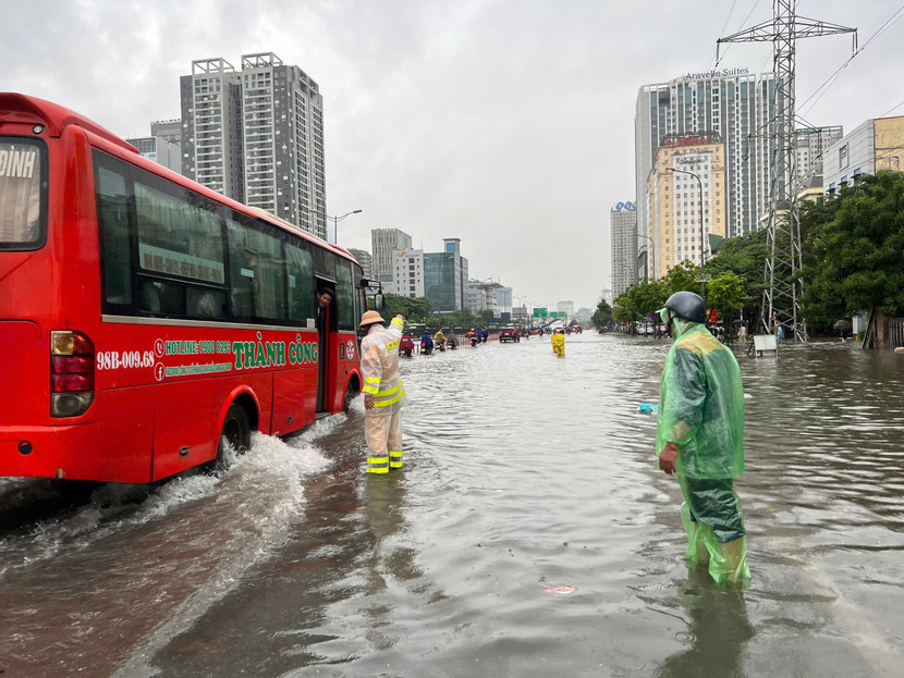 Cảnh sát giao thông hướng dẫn phương tiện di chuyển