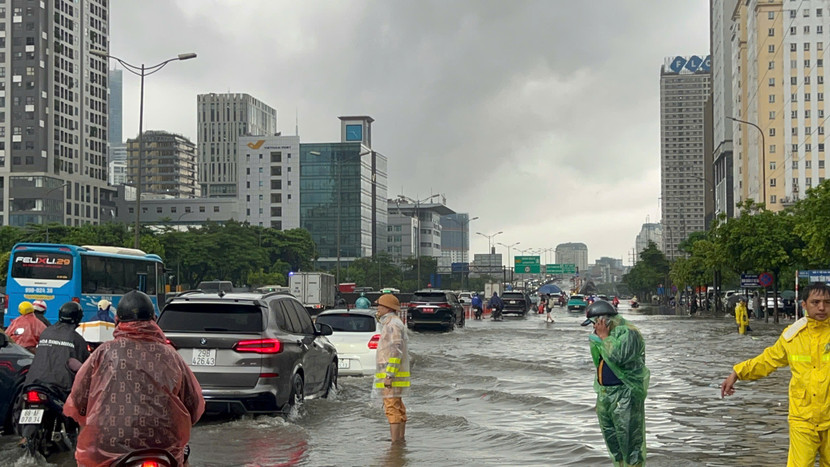 Tại các tuyến bị ngập, sự có mặt của lực lượng Cảnh sát giao thông là vô cùng cần thiết