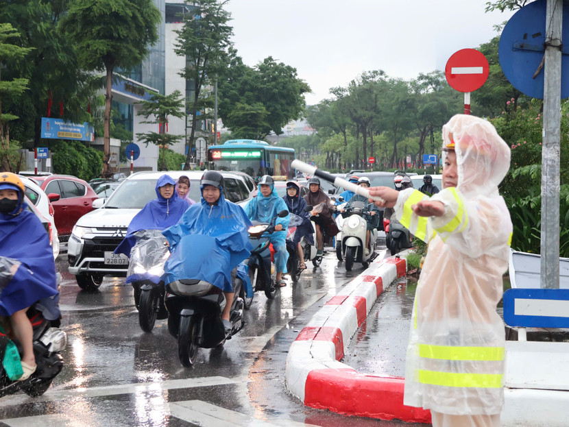 Việc chỉ huy, điều tiết, phân luồng giúp người dân đi lại an toàn hơn