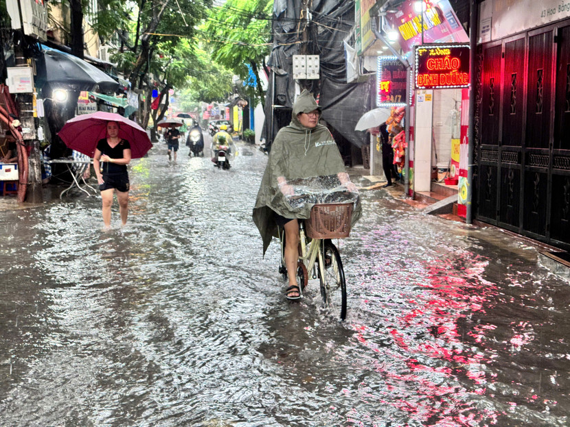 Tình trạng ngập úng ở nhiều nơi khi mưa kéo dài liên tục