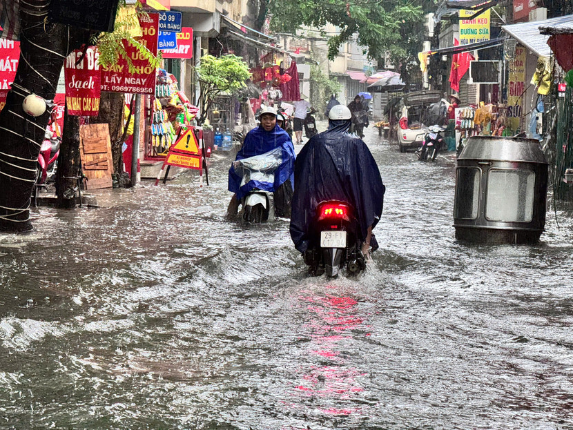 Người dân rất khó khăn để di chuyển qua các điểm ngập úng