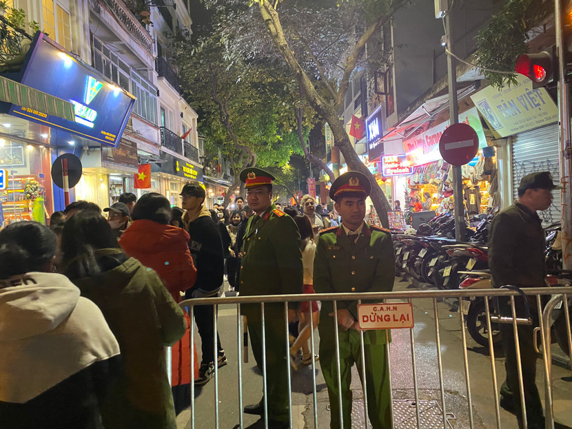 Triển khai chốt chặn tại các khu vực trọng điểm, đảm bảo trật tự an toàn giao thông, phòng cháy, chữa cháy và phòng ngừa các loại tội phạm