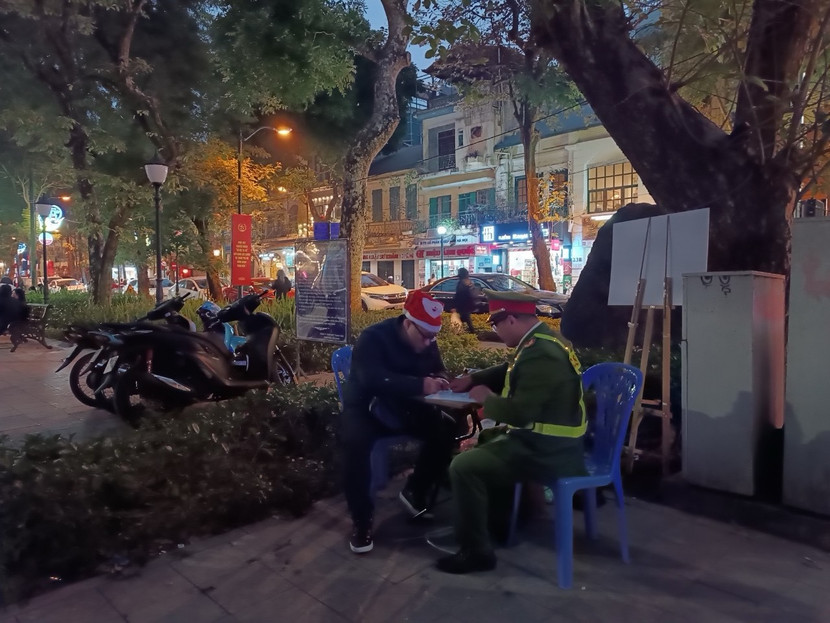 Nhiều điểm trông giữ xe không phép... tự dưng xuất hiện vào đêm Giáng sinh