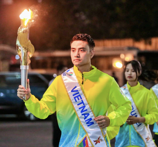 Vô địch 3 kỳ SEA Games liên tiếp, kiếm thủ Nguyễn Thành An dẫn đầu đoàn rước lửa thiêng về lưu tại sân vận động quốc gia Mỹ Đình