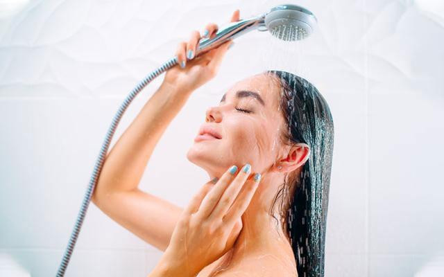 Tắm nước lạnh giúp đánh thức cơ thể, kích hoạt cơ thể nhằm loại bỏ trạng thái mệt mỏi Tắm nước lạnh giúp đánh thức cơ thể, kích hoạt cơ thể nhằm loại bỏ trạng thái mệt mỏi