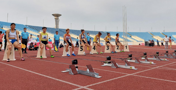 Sân điền kinh hoàn thiện lắp đặt trang thiết bị hiện đại, sẵn sàng phục vụ các cuộc tranh tài SEA Games 31