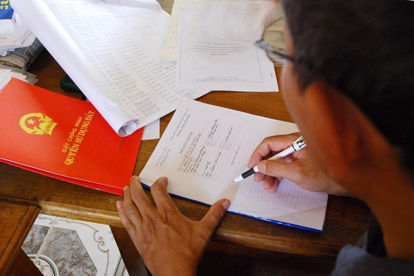 Việc chuyển dịch quyền sử dụng đất phải lập thành văn bản tại tổ chức hành nghề công chứng và có hiệu lực kể từ thời điểm đăng ký biến động đất đai tại cơ quan có thẩm quyền (Ảnh minh họa)