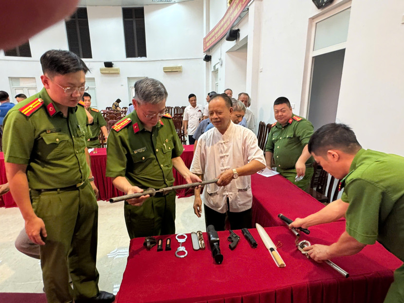 Người dân hưởng ứng, giao nộp các loại vũ khí, vật liệu nổ và công cụ hỗ trợ