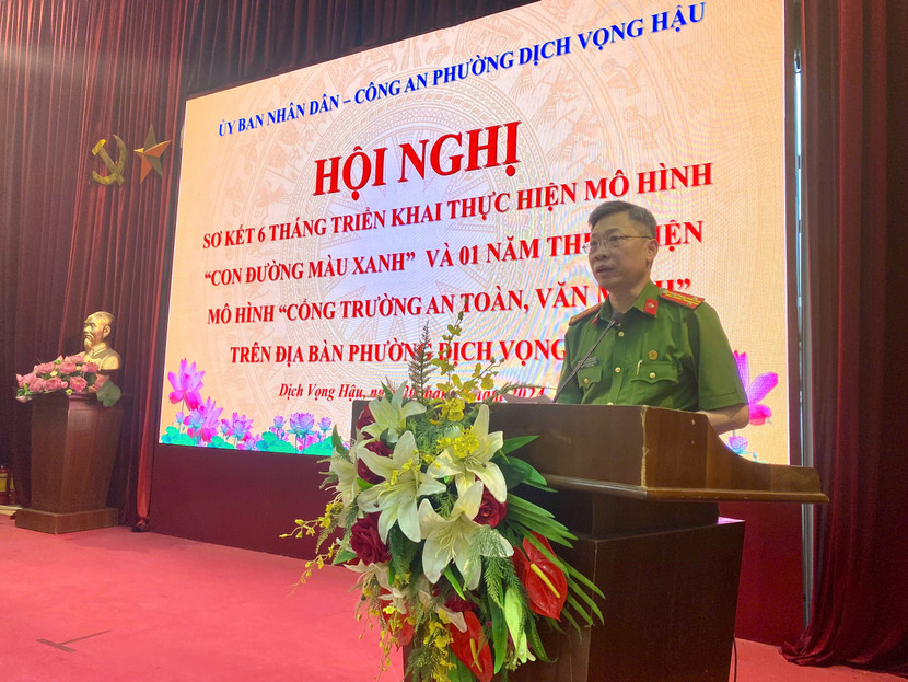 Đại tá Thành Kiên Trung - Trưởng Công an quận Cầu Giấy biểu dương, đánh giá cao sự chủ động, sáng tạo của Công an phường Dịch Vọng Hậu