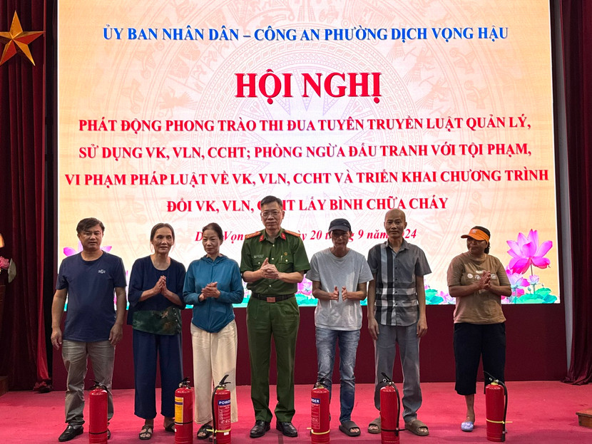 Chương trình kết hợp tặng bình chữa cháy cho người dân