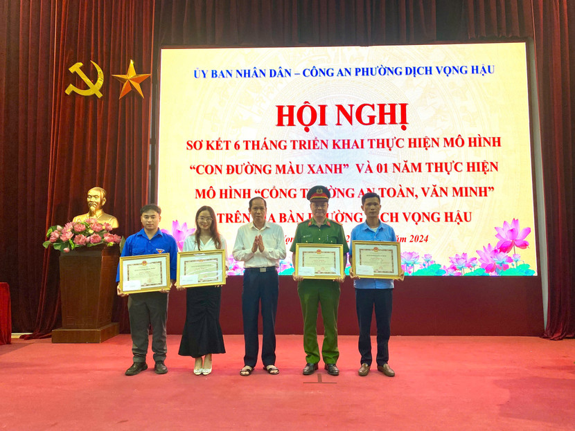 Các tập thể, cá nhân có thành tích xuất sắc được nhận khen thưởng động viên