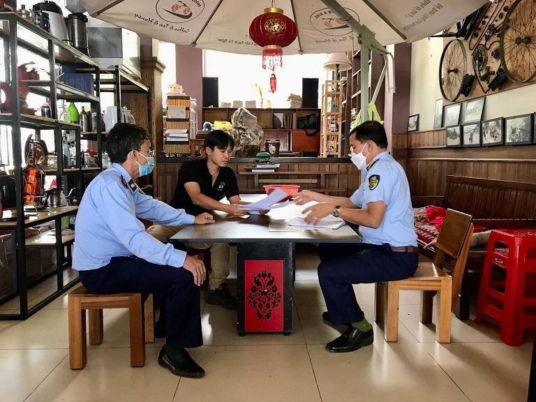 Lực lượng chức năng làm việc với đại diện quán cà phê Photo And Bike Coffee