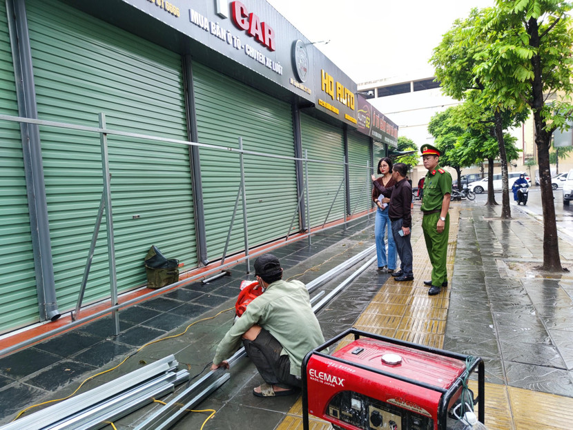 Lãnh đạo UBND phường Yên Hòa trao đổi với phóng viên An ninh Thủ đô tại hiện trường khu vực cưỡng chế giải tỏa lô đất D33 Lãnh đạo UBND phường Yên Hòa trao đổi với phóng viên An ninh Thủ đô tại hiện trường khu vực cưỡng chế giải tỏa lô đất D33
