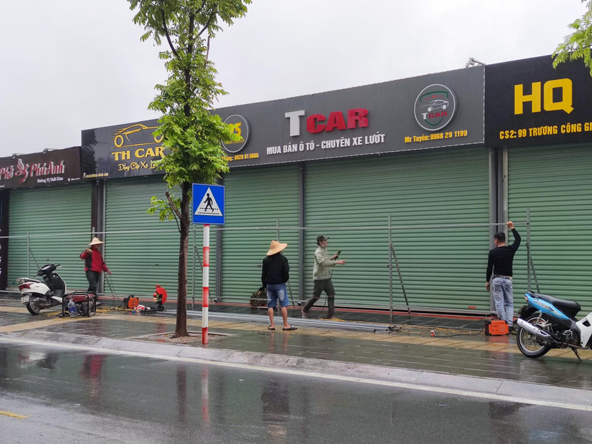 Lô đất D33 hiện đã cưỡng chế, dựng cọc thép, rào tôn bên ngoài để tiến hành giải tỏa sau khi các hộ kinh doanh di dời tài sản Lô đất D33 hiện đã cưỡng chế, dựng cọc thép, rào tôn bên ngoài để tiến hành giải tỏa sau khi các hộ kinh doanh di dời tài sản