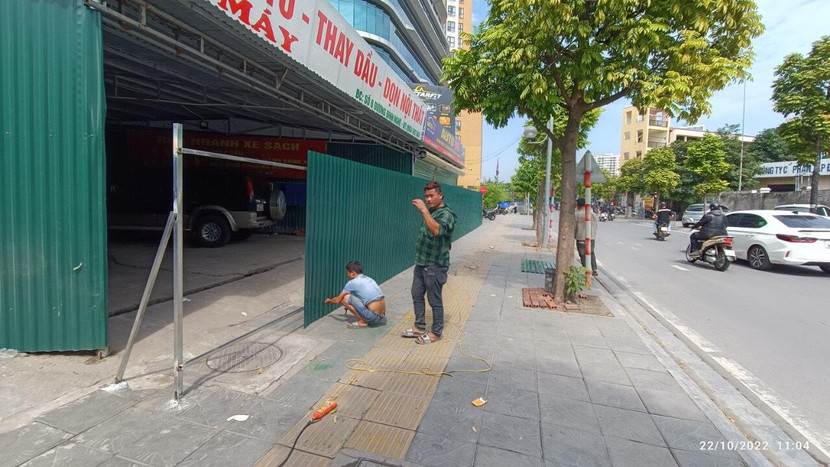 Lô đất D32 cũng đã được quây tôn bên ngoài, dừng toàn bộ các hoạt động kinh doanh không phép Lô đất D32 cũng đã được quây tôn bên ngoài, dừng toàn bộ các hoạt động kinh doanh không phép