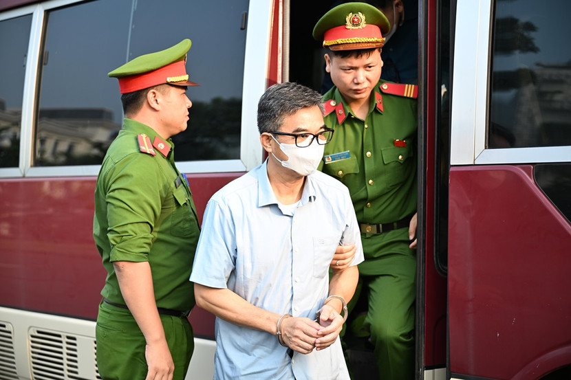 Bị cáo trong vụ án bị di lý tới phiên xử... Bị cáo trong vụ án bị di lý tới phiên xử...