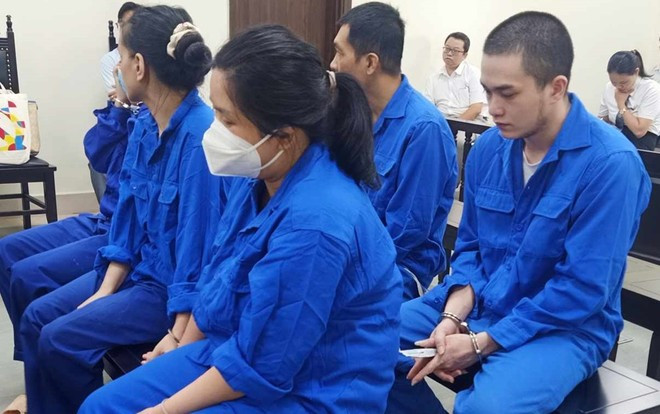 Các bị cáo trong vụ mua bán trẻ sơ sinh bị đưa ra xét xử tại tòa