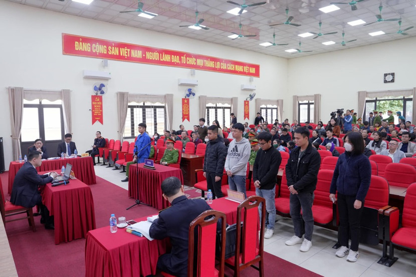 Đông đảo người dân đến theo dõi phiên xét xử nhóm đối tượng "thổi giá" đất tại Sóc Sơn Đông đảo người dân đến theo dõi phiên xét xử nhóm đối tượng "thổi giá" đất tại Sóc Sơn