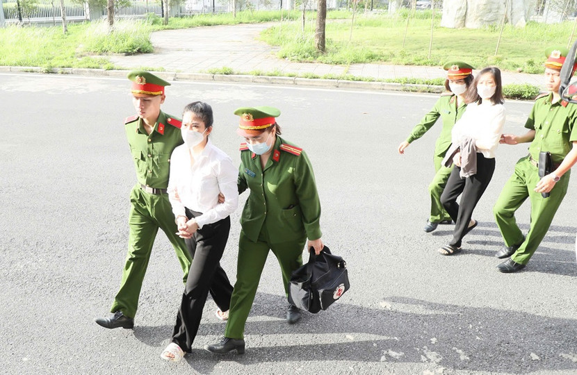 Lực lượng Cảnh sát Hỗ trợ tư pháp di lý bị cáo tới phiên xử