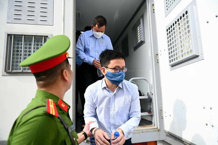 Lực lượng Công an dẫn giải các bị cáo tới phiên tòa