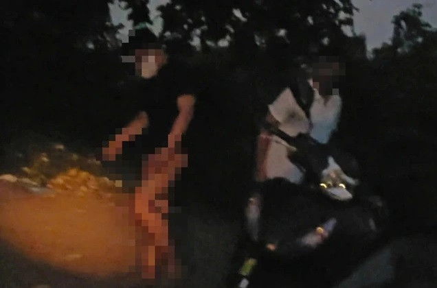 Lợi dụng đêm tối vắng vẻ và ngại trình báo của người đồng tính nam, các bị can đã ra tay cướp tài sản (ảnh: Minh họa)