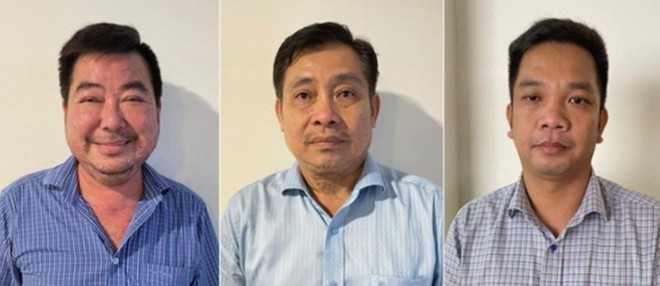 "Trùm cát tặc" Lê Quang Bình (ngoài cùng, bên trái) cùng đồng phạm