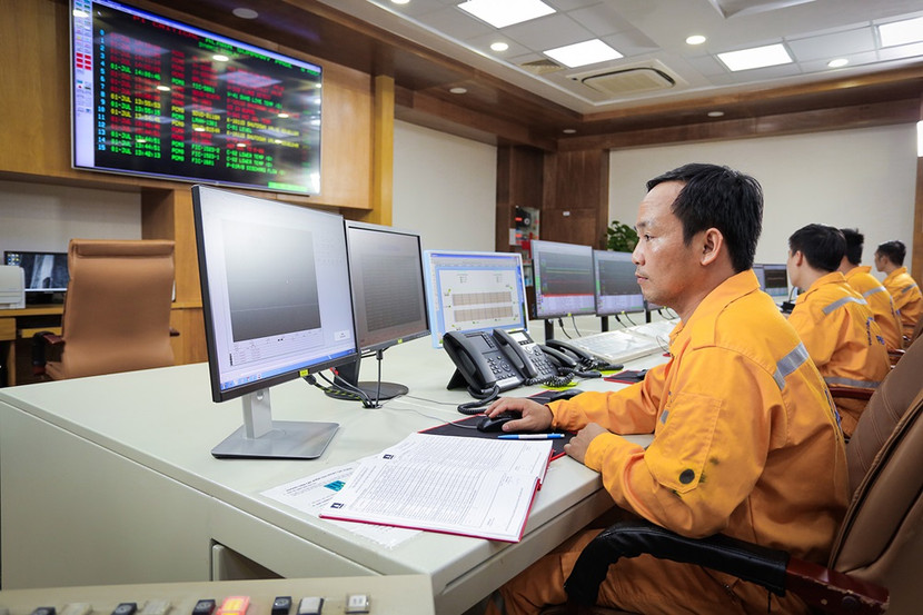 Các cán bộ, kỹ sư điều hành hoạt động của Nhà máy Xử lý khí Dinh Cố. Các cán bộ, kỹ sư điều hành hoạt động của Nhà máy Xử lý khí Dinh Cố.